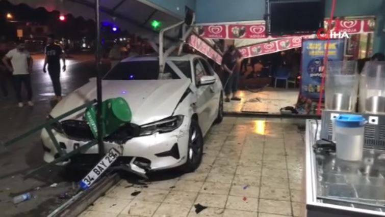 Davetsiz misafir! Lüks otomobil kahvehaneye daldı. Facianın eşiğinden dönüldü - Resim: 5